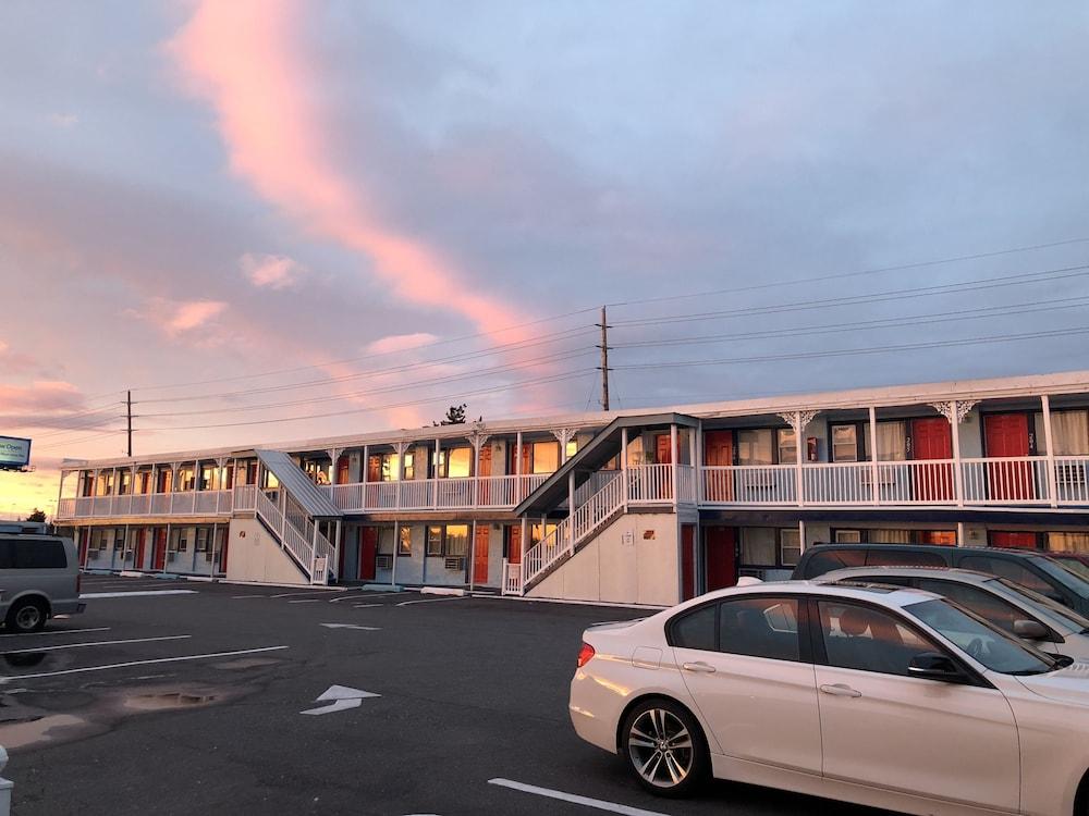 New Sea Breeze Motel - Featured Image