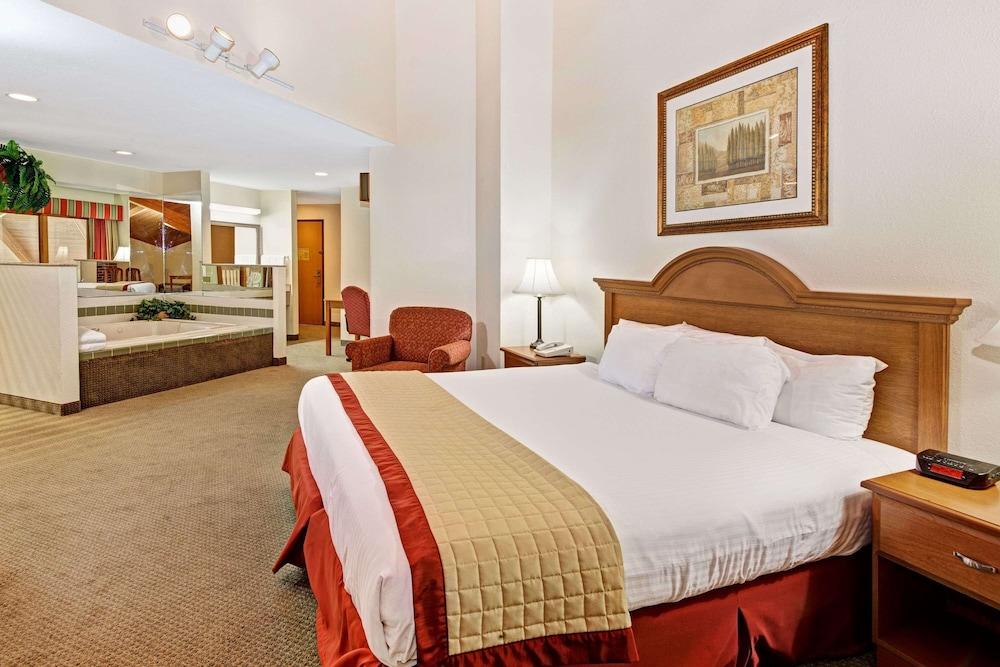Baymont by Wyndham Indianapolis - Room