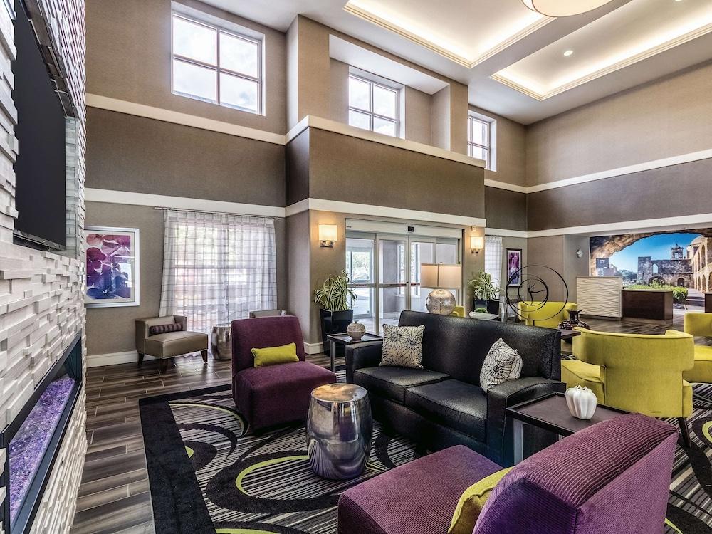 La Quinta Inn & Suites by Wyndham San Antonio Downtown - Lobby