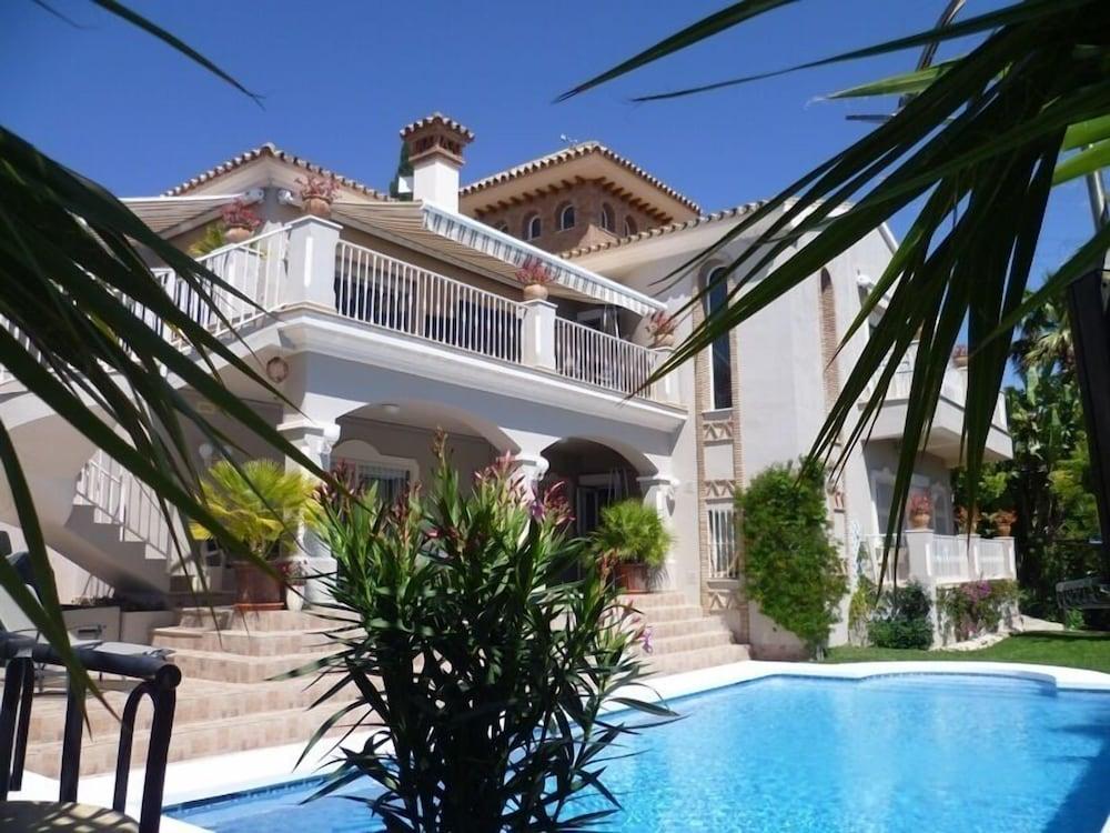 Luxury Villa With Pool & Jacuzzi - Outdoor Pool