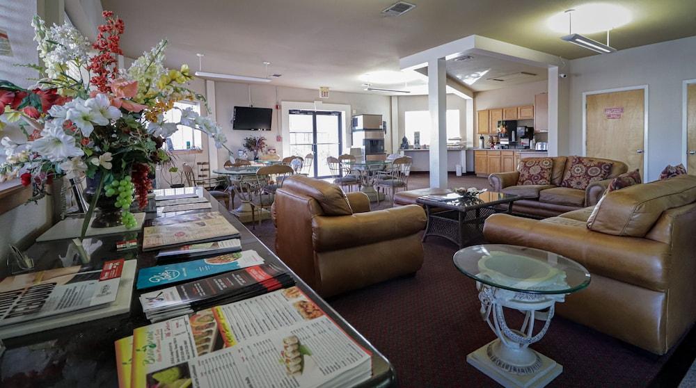 University Inn & Suites San Antonio - Lobby Sitting Area