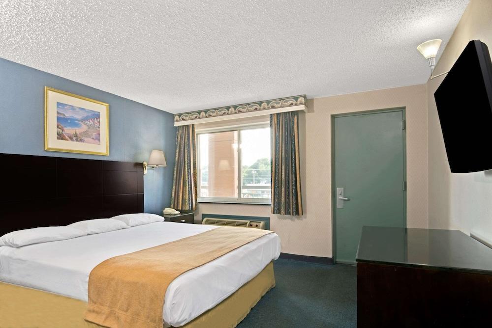 Super 8 by Wyndham Milford/New Haven - Room