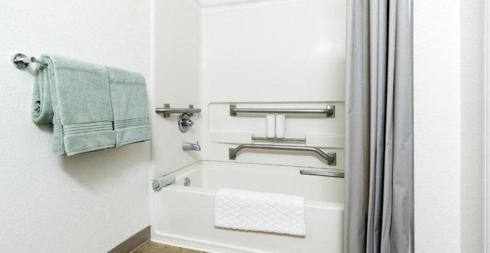 InTown Suites Extended Stay West Palm Beach FL - Bathroom