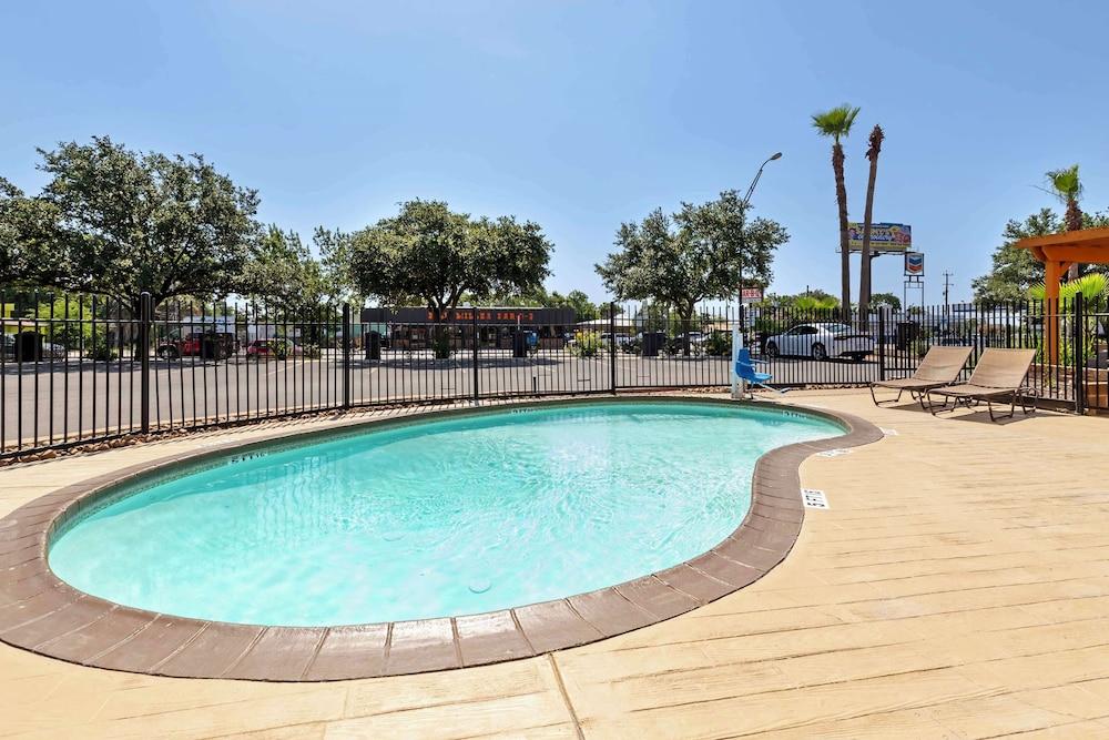 Best Western Plus Downtown North - Outdoor Pool