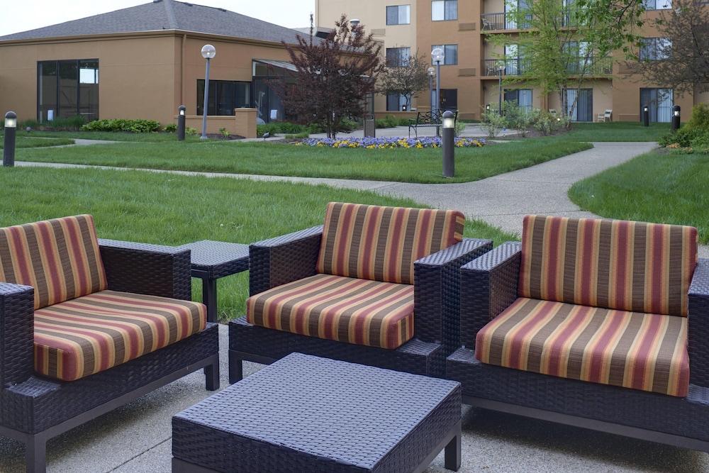 Courtyard by Marriott Indianapolis Airport - Exterior