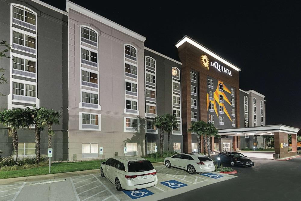 La Quinta Inn & Suites by Wyndham San Antonio Downtown - Exterior