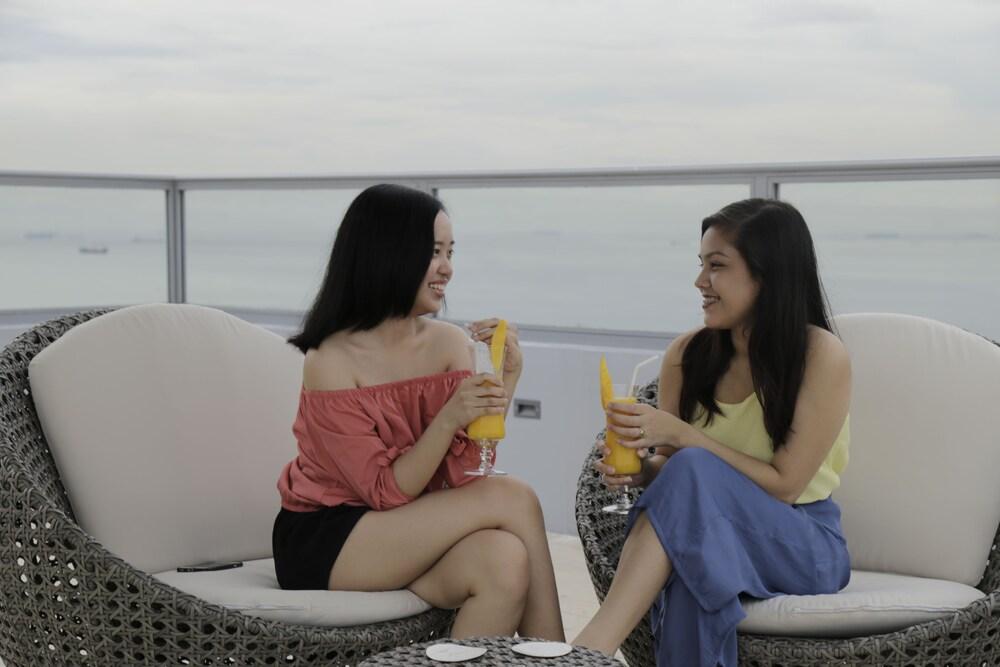 TRYP by Wyndham Mall of Asia Manila - Rooftop Pool