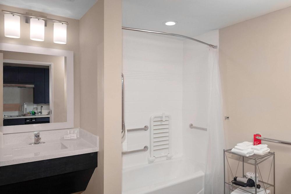 TownePlace Suites by Marriott San Antonio Westover Hills - Bathroom