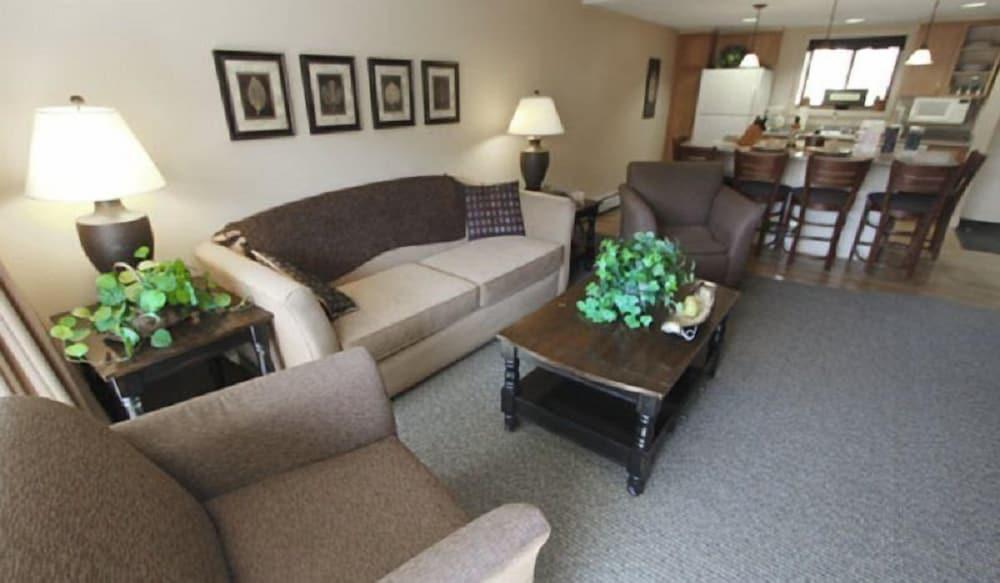 2 Bedroom Condo Winter Retreat at Pollard Brook Resort Near Loon Mountain - PB Feb 19th-26th, 2lev - Living Room