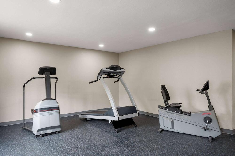 La Quinta Inn by Wyndham Indianapolis Airport Executive Dr - Fitness Facility