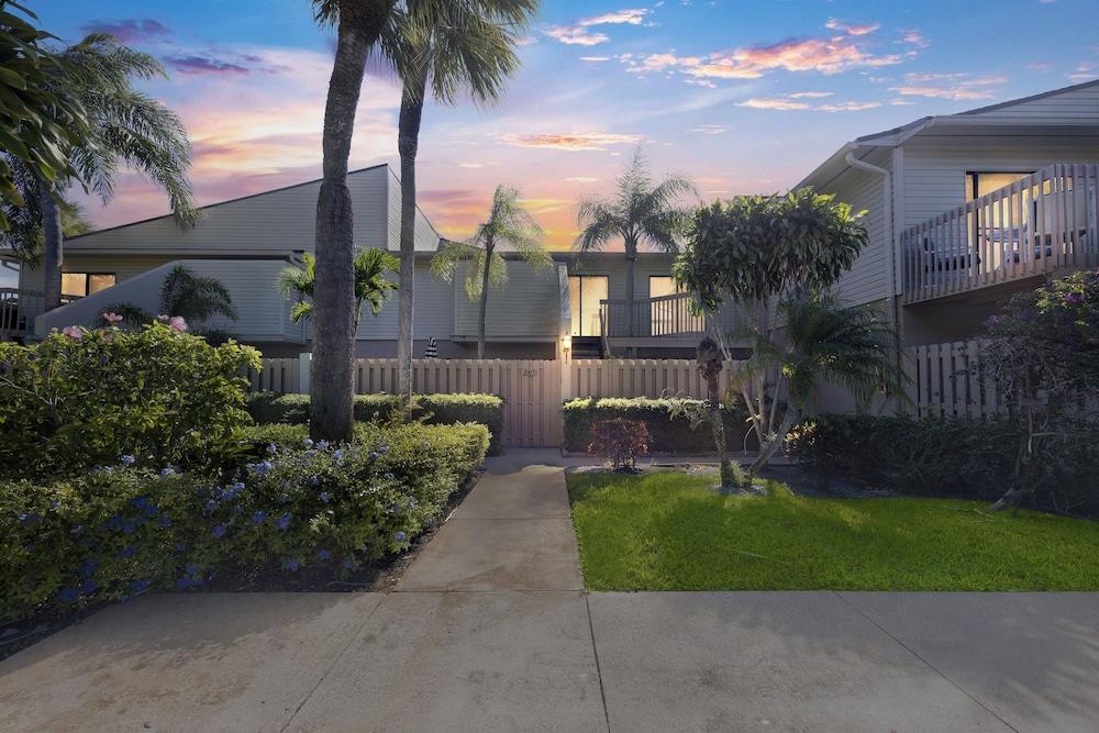 Cozy Minium In Quiet Gated Community In Palm Beach Lakes 2 Bedroom Condo by RedAwning - Property Grounds
