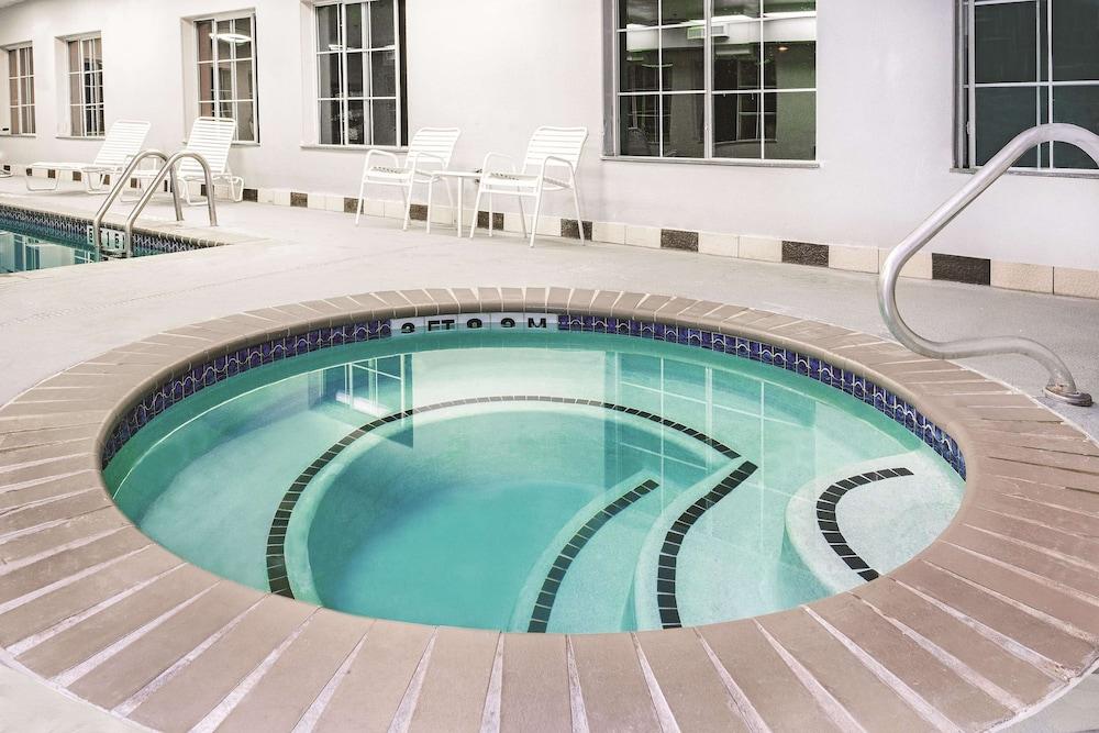 La Quinta Inn & Suites by Wyndham San Antonio N Stone Oak - Pool