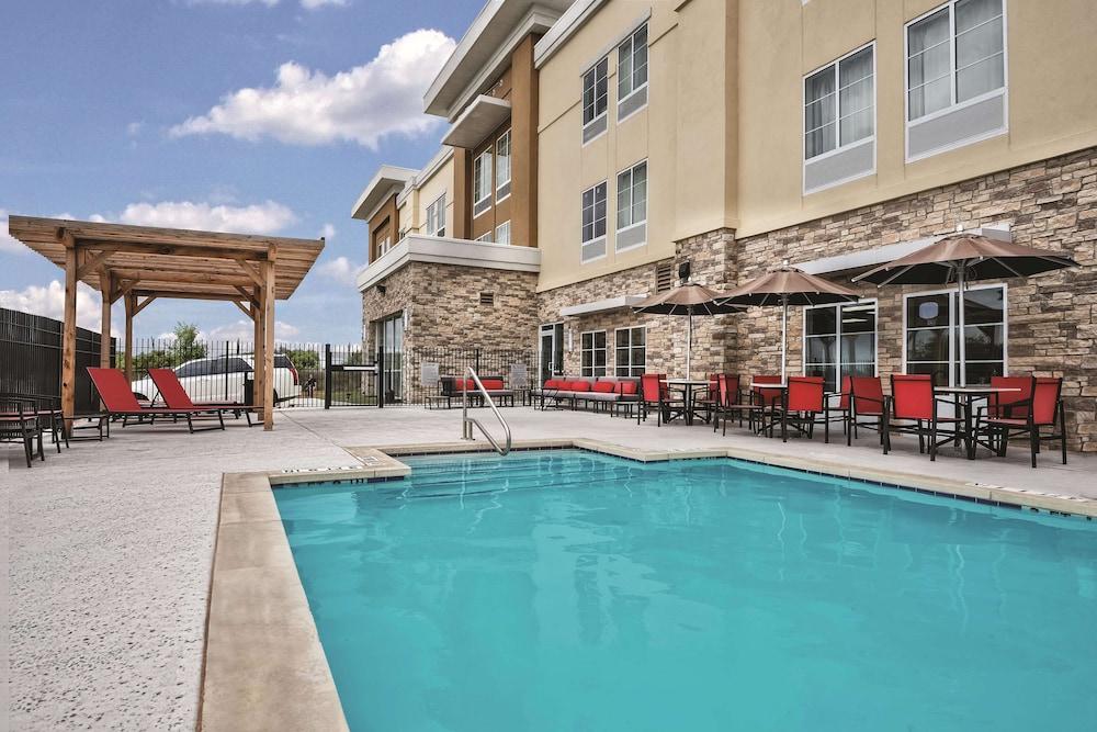 La Quinta by Wyndham San Antonio by Frost Bank Center - Pool