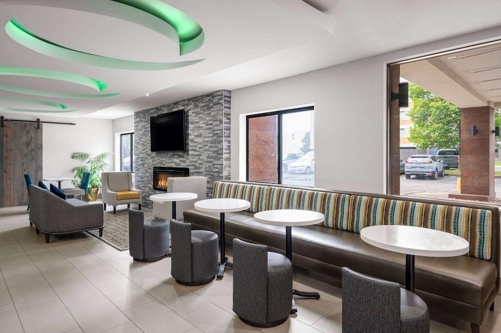 La Quinta Inn by Wyndham Indianapolis Airport Executive Dr - Lobby