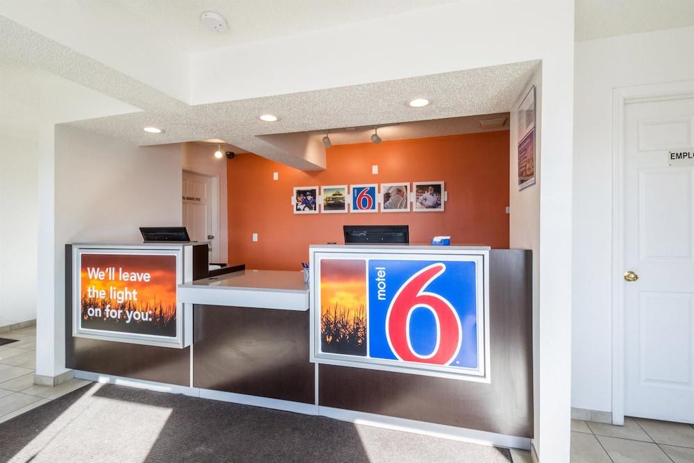 Motel 6 Indianapolis, IN - South - Reception