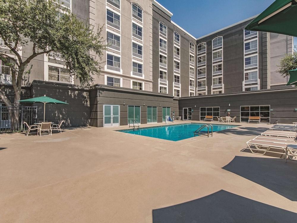 La Quinta Inn & Suites by Wyndham San Antonio Downtown - Pool
