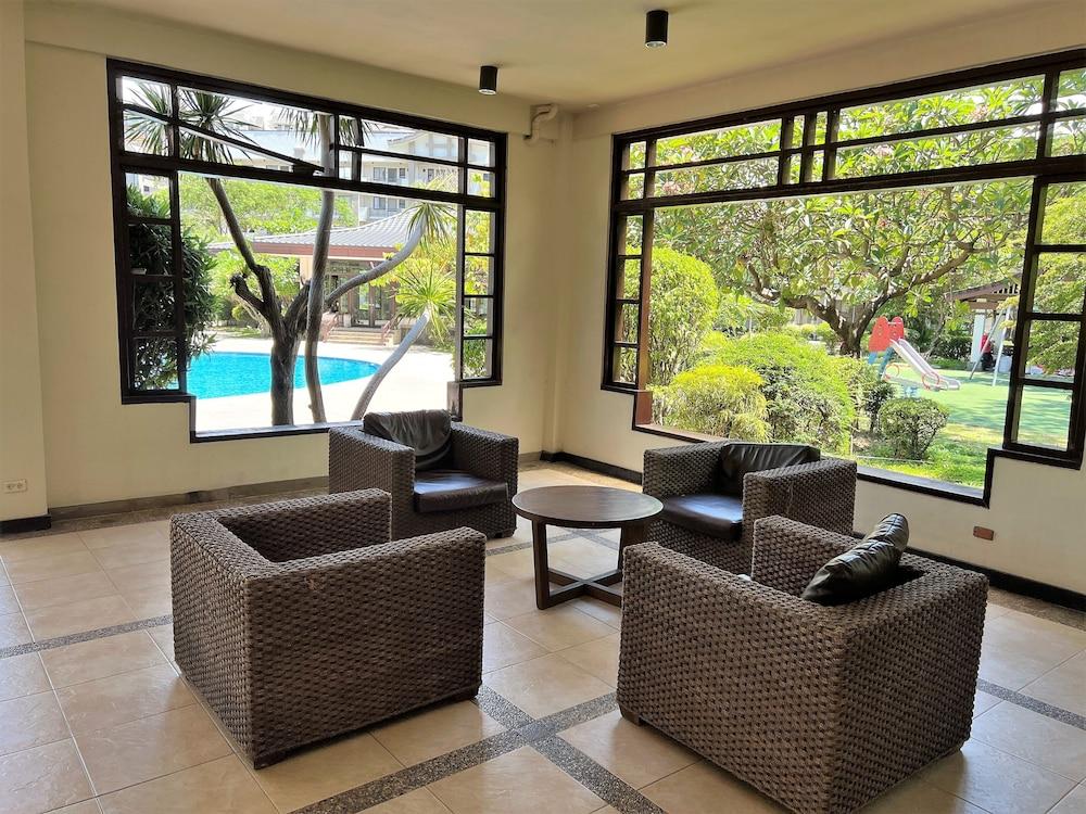 Rosewood Pointe Luxury Residences - Lobby Sitting Area