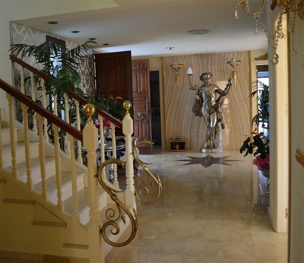 Unique Luxurious and Palacial Villa - Interior