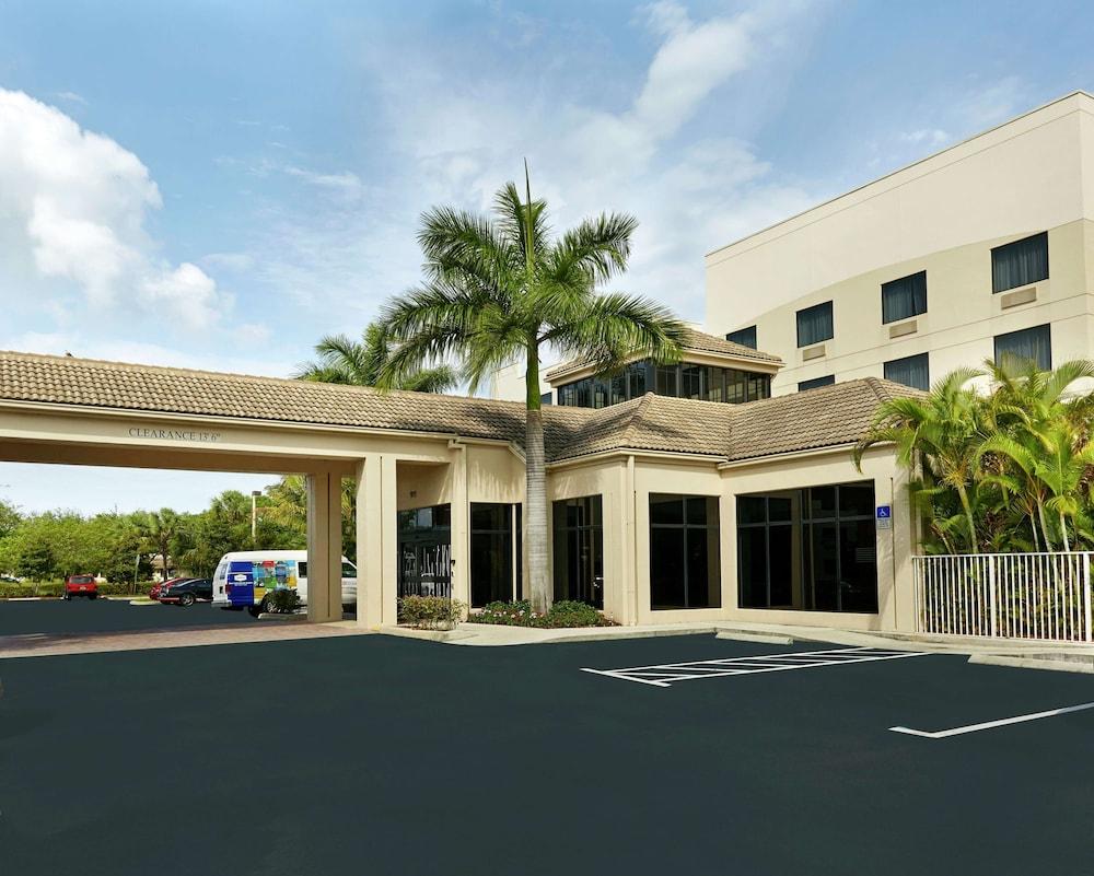 Hilton Garden Inn West Palm Beach Airport - Exterior