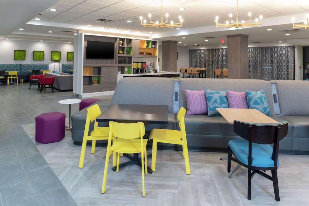 Home2 Suites by Hilton Indianapolis Airport - Lobby