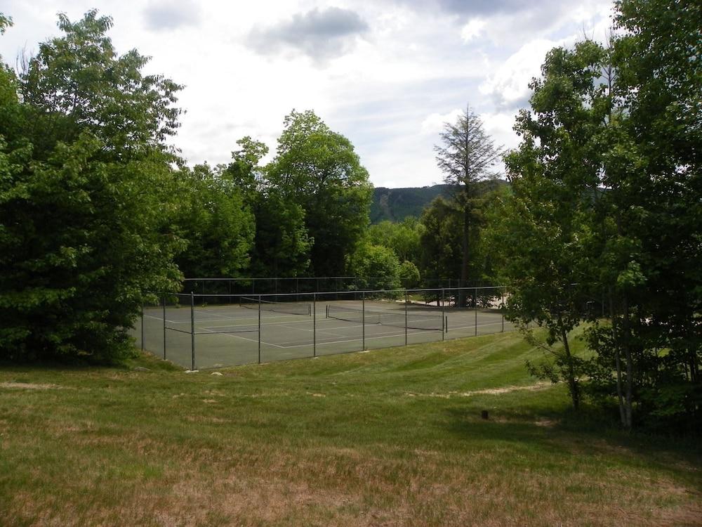 Pet Friendly Private Home, Located in Forest Ridge, Lincoln, NH - Fr8cl - Sport Court