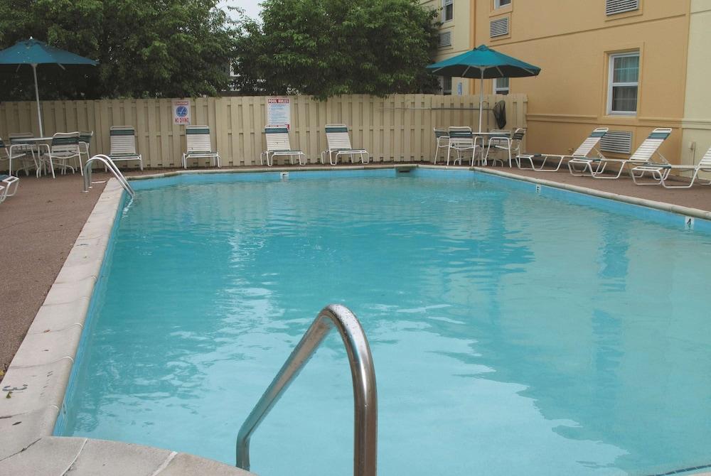 La Quinta Inn by Wyndham Indianapolis Airport Lynhurst - Pool