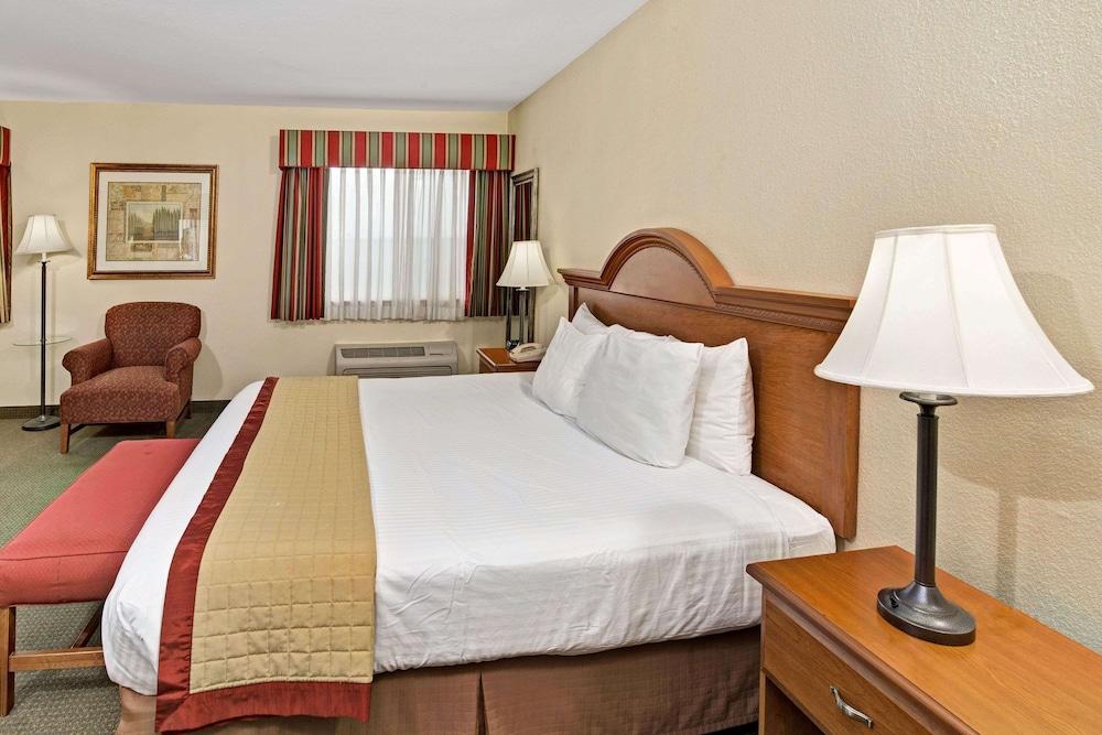 Baymont by Wyndham Indianapolis - Room
