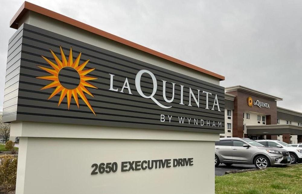La Quinta Inn by Wyndham Indianapolis Airport Executive Dr - Exterior