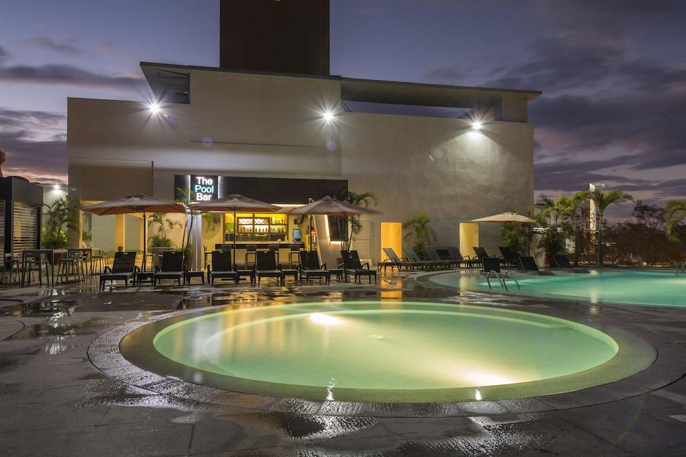 Limketkai Luxe Hotel - Outdoor Pool