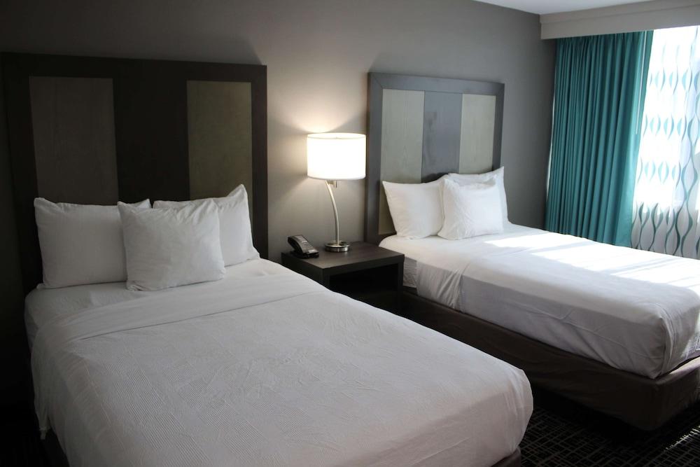 La Quinta Inn & Suites by Wyndham Indianapolis Downtown - Room