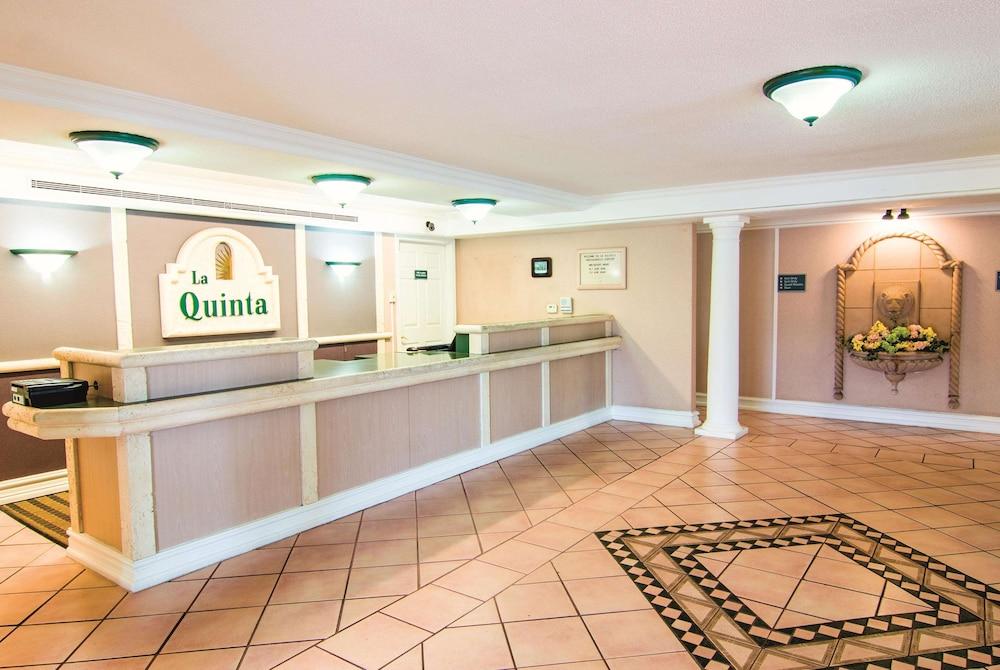 La Quinta Inn by Wyndham Indianapolis Airport Lynhurst - Featured Image