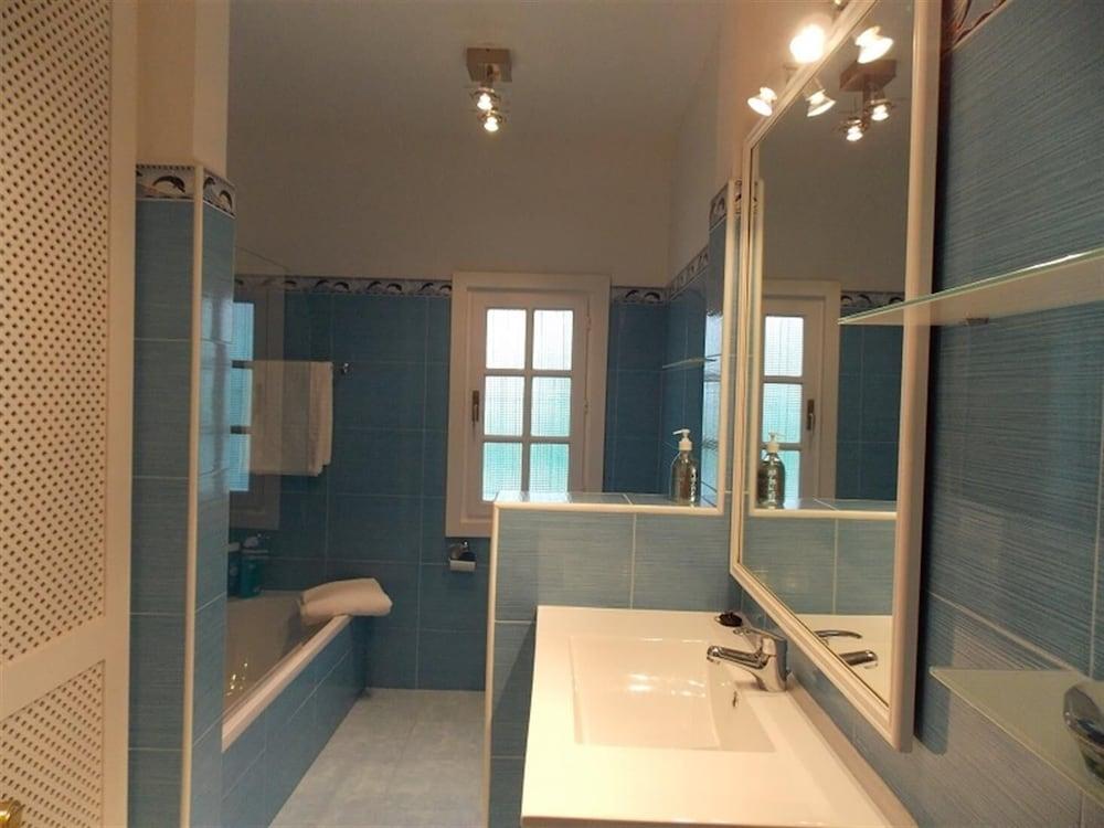 Very Pretty House In Great Location - Bathroom