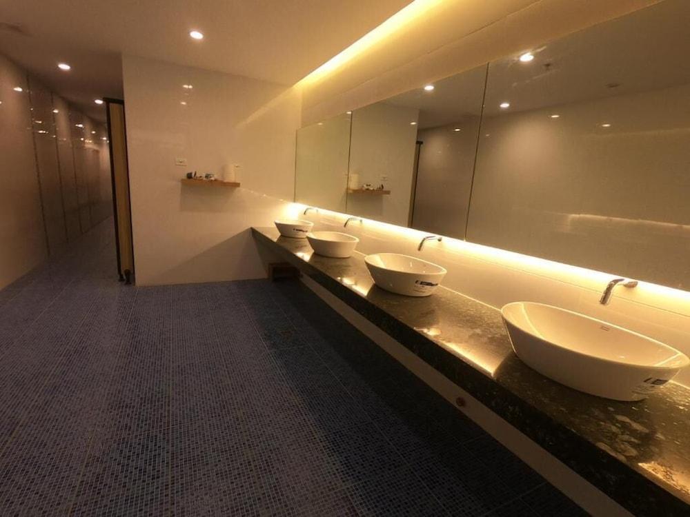 OYO 627 88 Airport Lounge - Bathroom Amenities