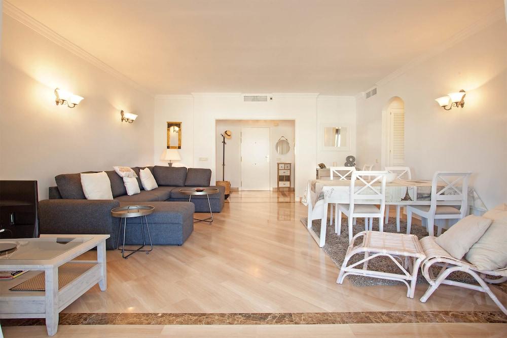 Luxury beach apartment Elviria, Marbella - Living Room