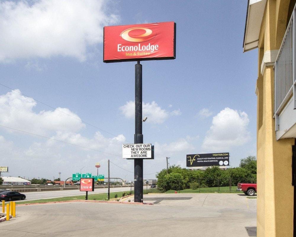 Econo Lodge Inn & Suites Downtown Northeast near Fort Sam Houston - Exterior