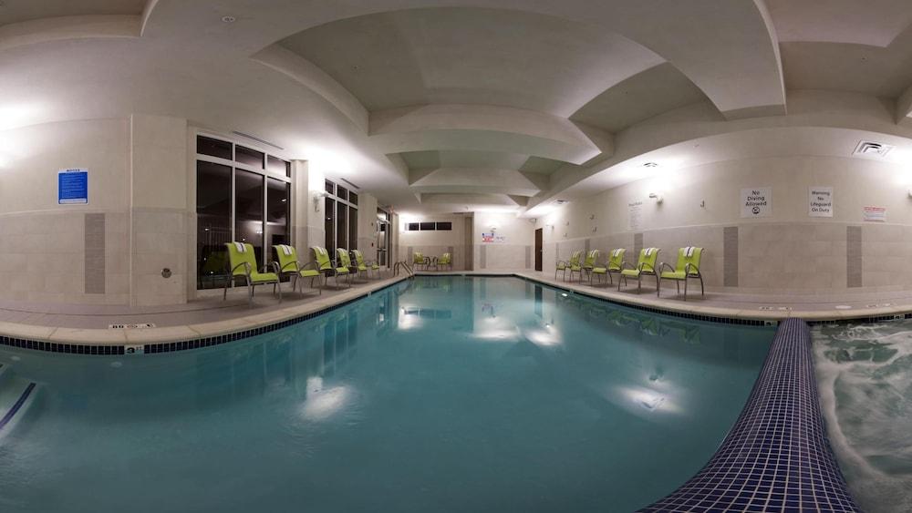 Holiday Inn Detroit Metro Airport, an IHG Hotel - Indoor Pool