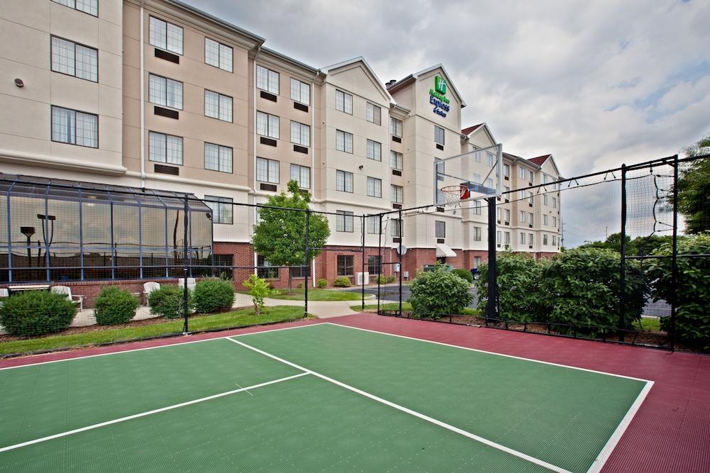 HOLIDAY INN EXPRESS & SUITES INDIANAPOLIS - EAST - Sports Facility