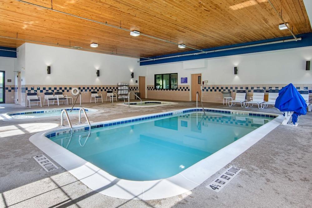 Comfort Inn & Suites Milford / Cooperstown - Pool