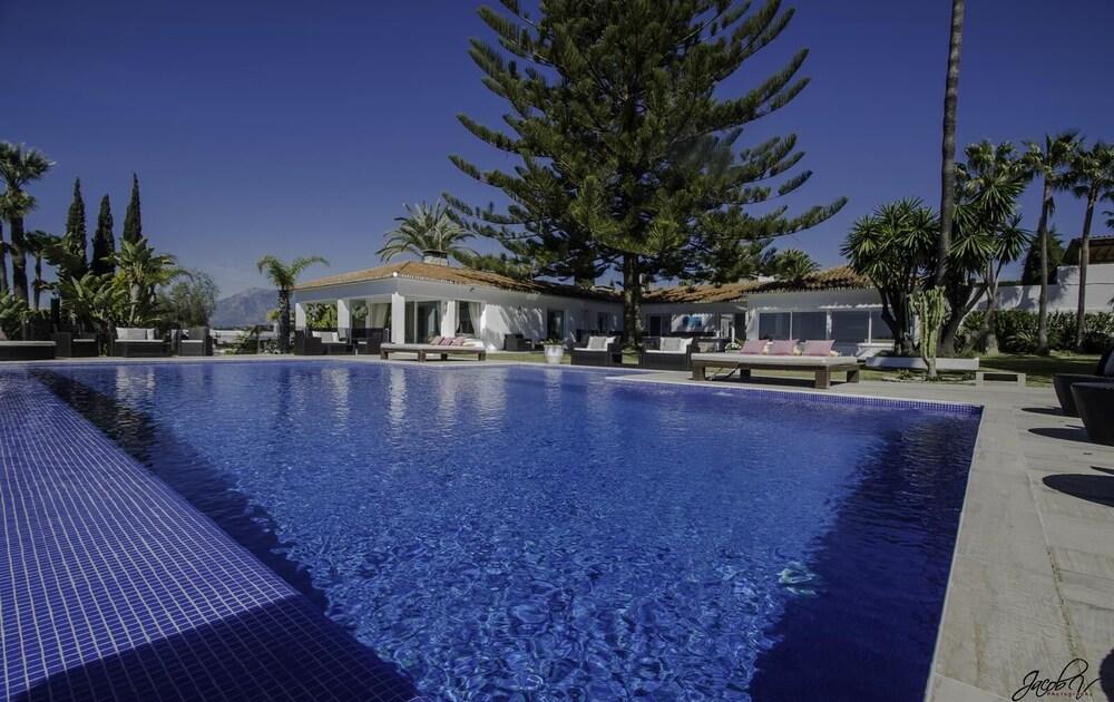 Beautiful Luxury Villa - Outdoor Pool