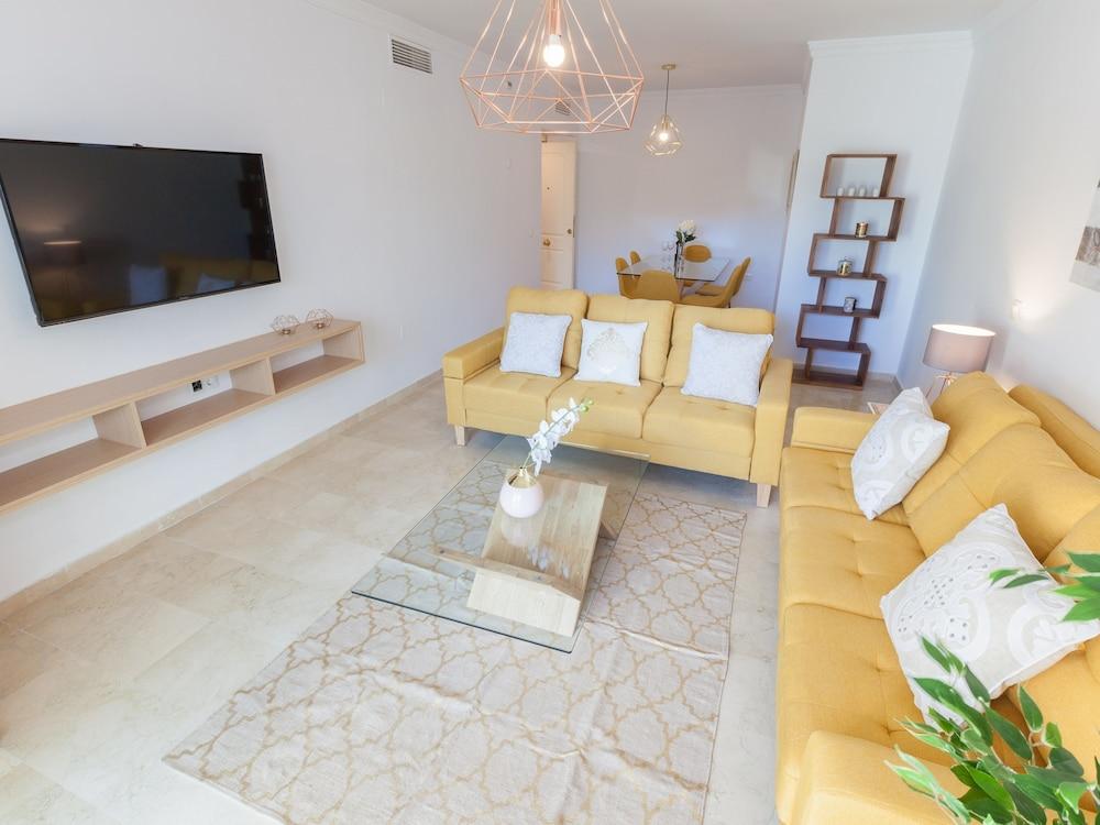 Contemporary central Apartment - Living Room
