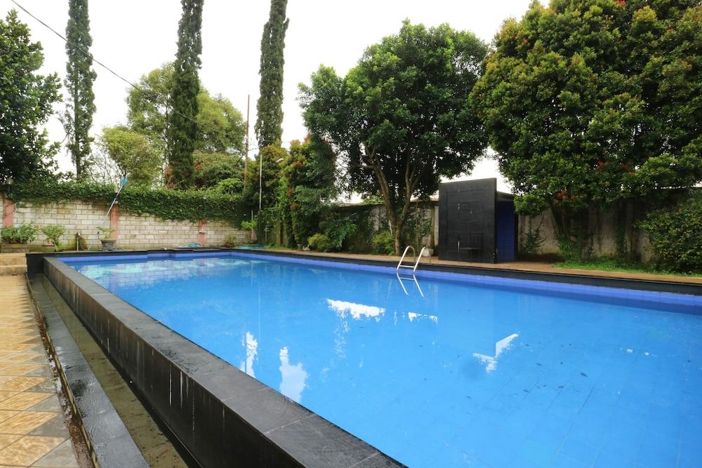Narima Resort Bandung - Pool