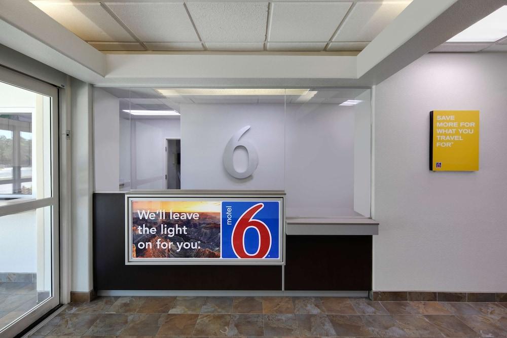 Motel 6 San Antonio, TX - Airport - Lobby Lounge