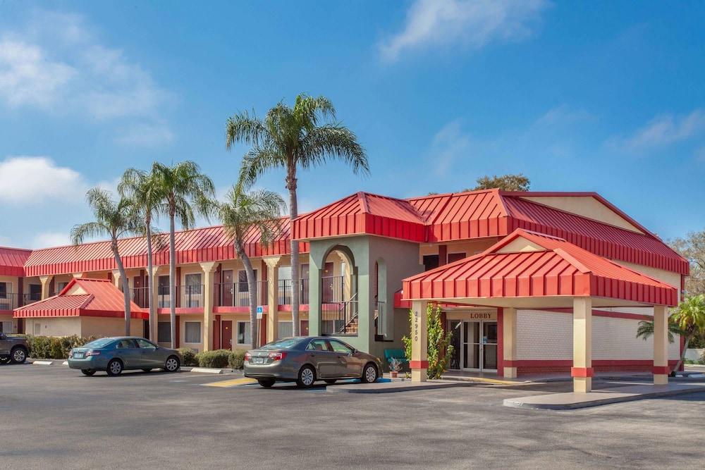 Super 8 by Wyndham Clearwater/US Hwy 19 N - Featured Image