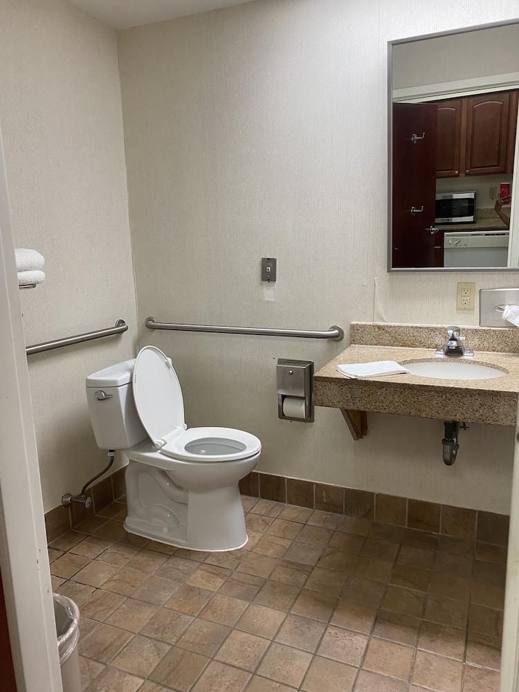 Homestead Apart-Hotel - Bathroom