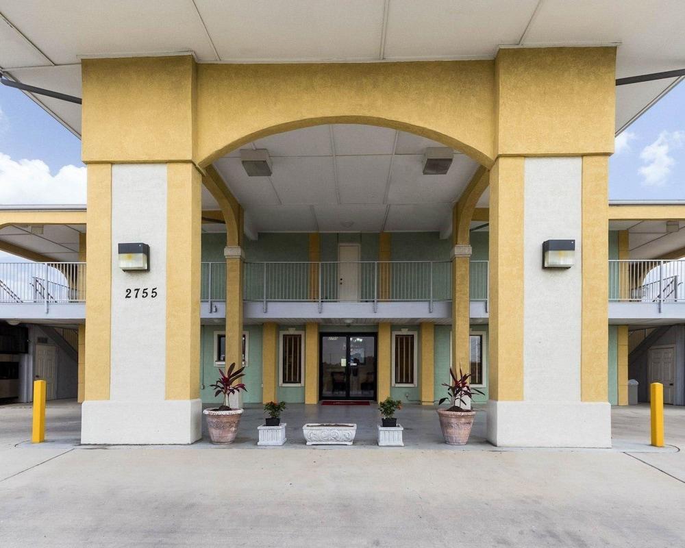 Econo Lodge Inn & Suites Downtown Northeast near Fort Sam Houston - Featured Image