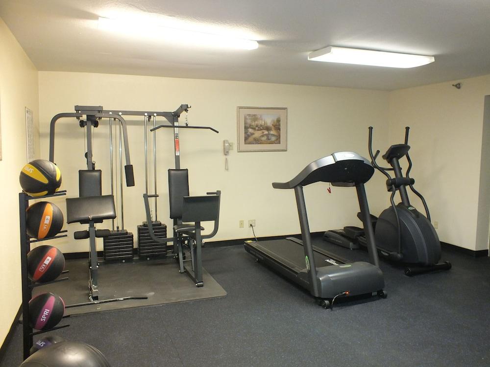 Days Inn by Wyndham Indianapolis Northeast - Fitness Facility