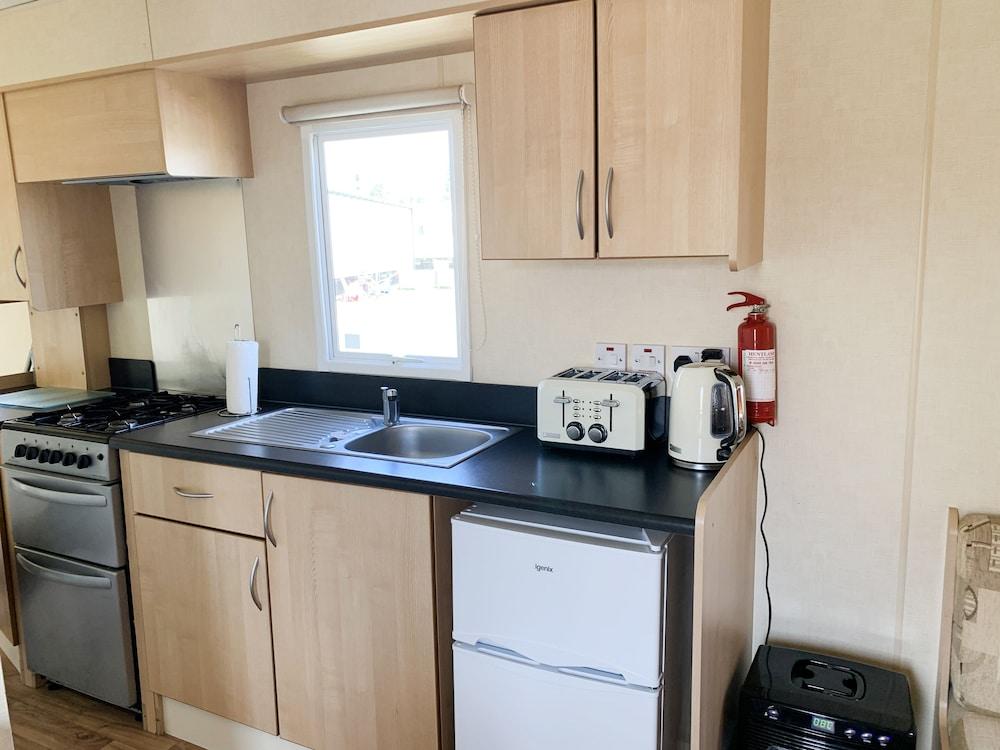 Beautiful 3-bedroom Caravan at Mersea Island - Private kitchen