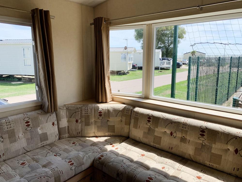 Beautiful 3-bedroom Caravan at Mersea Island - Living Room