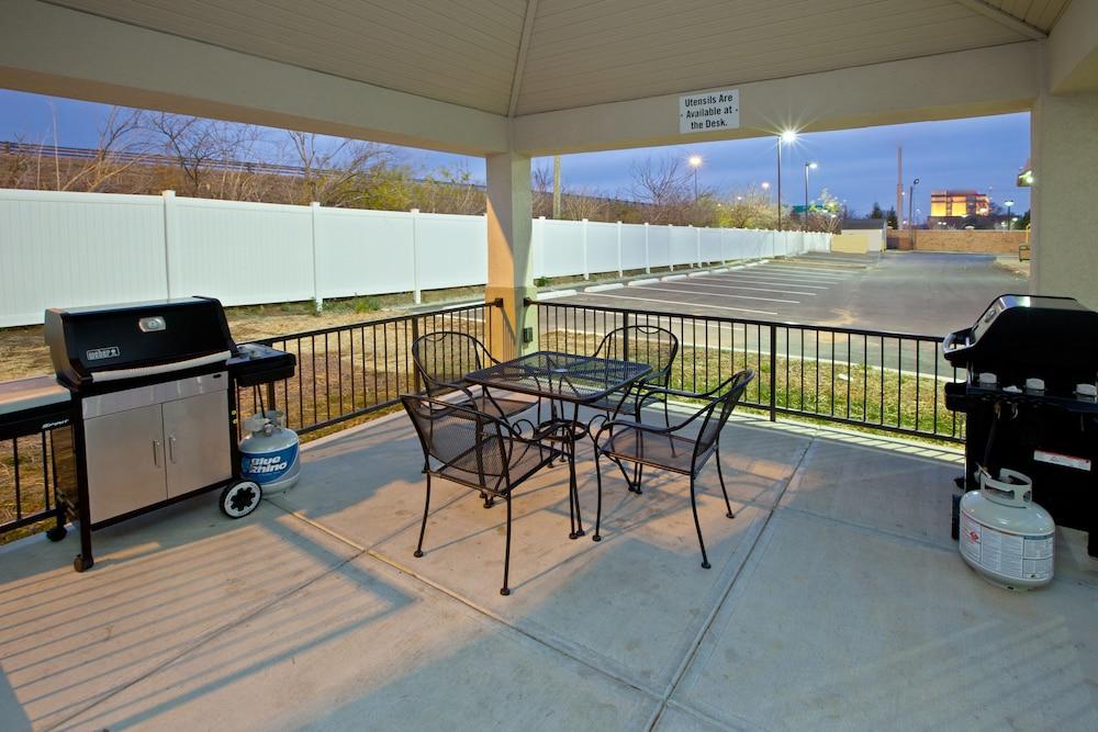 Candlewood Suites Indianapolis East, an IHG Hotel - BBQ/Picnic Area