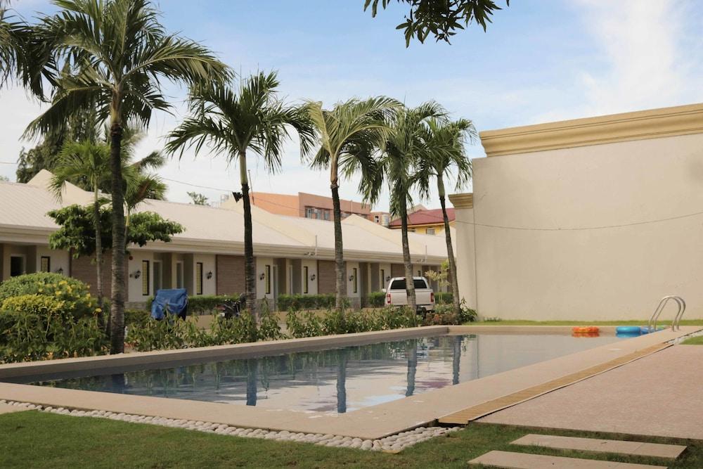 RedDoorz Premium @ Wireless Mandaue Cebu - Outdoor Pool